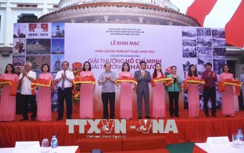 Exposition d’oeuvres d’art récompensées par le prix Hô Chi Minh et le prix d’État 2016