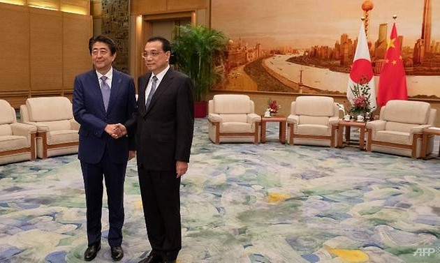 Shinzo Abe rencontre Li Keqiang pour “améliorer” les relations