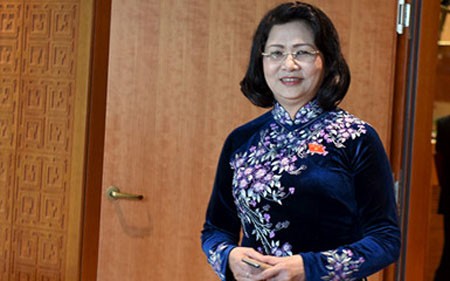 Dang Thi Ngoc Thinh reçoit des personnes méritantes de la province d’An Giang