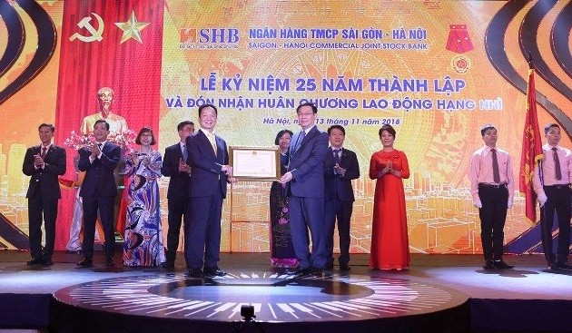 Vuong Dinh Huê au 25e anniversaire de la banque SHB