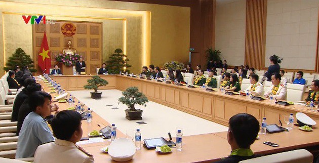 Truong Hoà Binh décerne des prix à 36 jeunes fonctionnaires de 2018