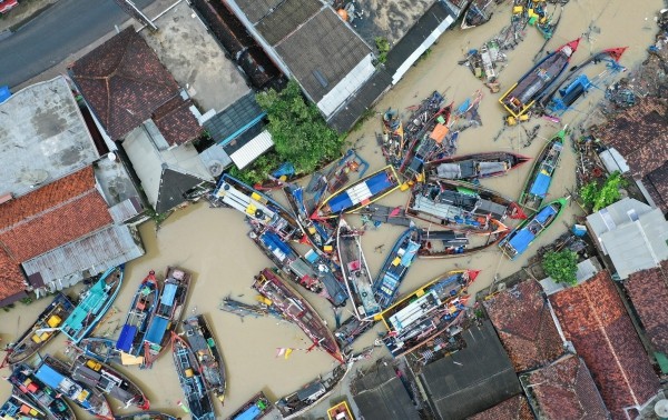 Tsunami en Indonésie: la pluie ralentit les secours