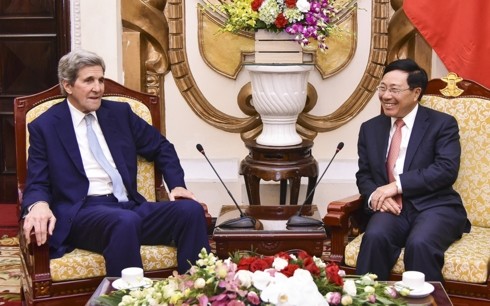 Pham Binh Minh rencontre l’ancien secrétaire d’État américain John Kerry