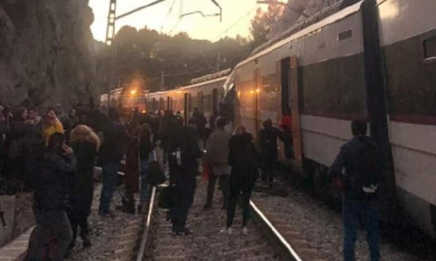 Espagne : au moins 1 mort et 95 blessés après la collision entre deux trains près de Barcelone