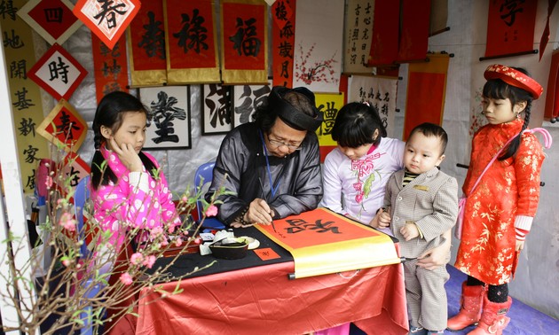 Demander une calligraphie, une coutume des Vietnamiens pendant le Têt