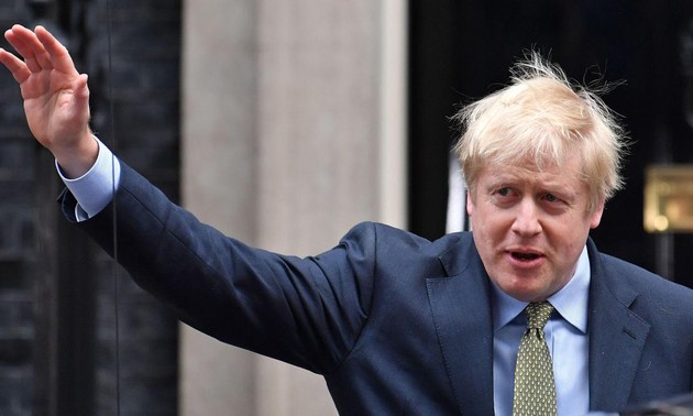 Boris Johnson au palais de Buckingham pour être renommé par la reine