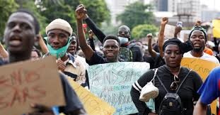 Après les manifestations réprimées dans le sang au Nigeria, la tension ne faiblit pas