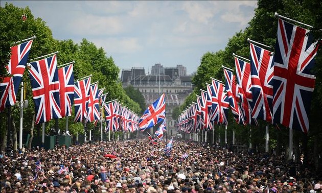 Elizabeth II fait une apparition surprise au balcon de Buckingham Palace pour le dernier jour de son jubilé