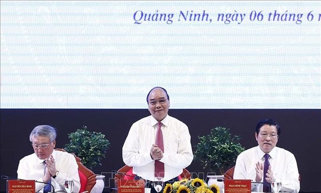 Colloque pour collecter les avis sur la stratégie d’édification d’un État de droit socialiste au Vietnam