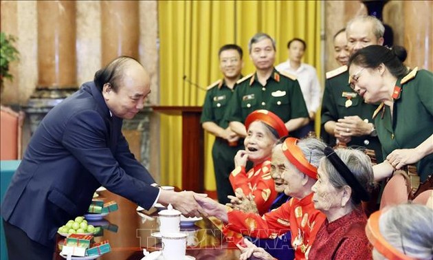 Nguyên Xuân Phuc rencontre des mères héroïques et des familles méritantes