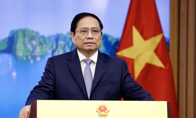 Pham Minh Chinh prononce un discours lors du Forum économique de l’Est