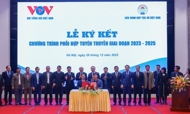 La Voix du Vietnam signe un programme de communication avec l’Union nationale des coopératives 