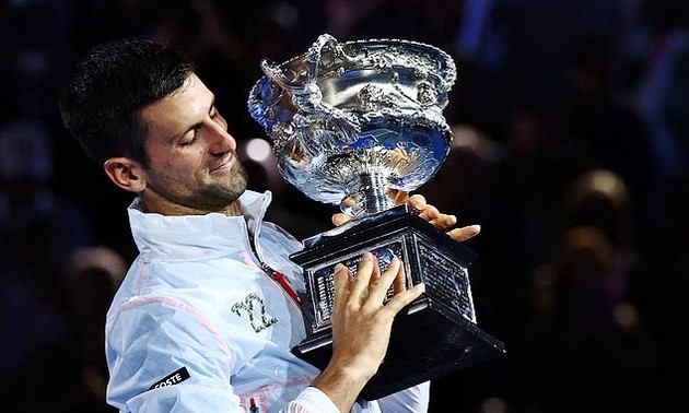 Novak Djokovic remporte l'Open d'Australie face à Stefanos Tsitsipas, son 22e Grand Chelem