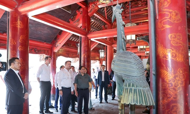 Xavier Bettel visite le Temple de la Littérature et le Musée des Beaux-Arts du Vietnam