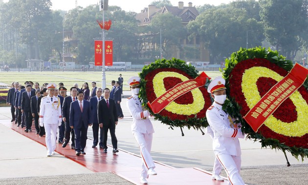 Les dirigeants du Parti et de l’État rendent hommage au Président Hô Chi Minh