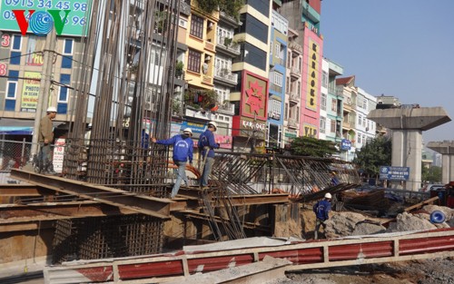 Nhiều đơn vị tiến hành sản xuất trong ngày đầu tiên của năm mới 