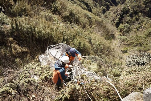 Đu dây nhặt rác quanh đỉnh Fansipan Sapa