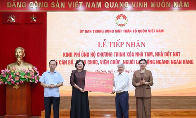 Ủy ban Trung ương MTTQ Việt Nam tiếp nhận tiền ủng hộ Chương trình xóa nhà tạm, nhà dột nát của ngành ngân hàng
