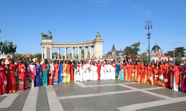 Phụ nữ Việt Nam tại Hungary diễu hành áo dài hướng về Tổ quốc nhân dịp 80 năm Quốc khánh