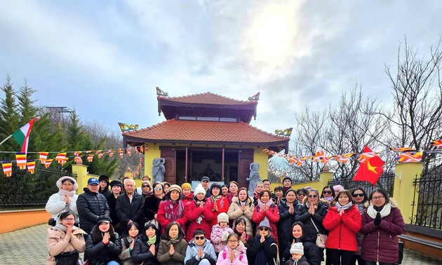 Người Việt đi lễ chùa đầu năm ở Simontornya: Lắng đọng hồn quê giữa lòng Hungary