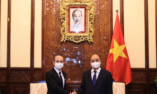 ประธานประเทศเหงวียนซวนฟุกให้การต้อนรับบรรดาเอกอัครราชทูตที่เข้ายื่นสาสน์ตราตั้ง