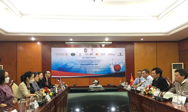 พิธีส่งมอบเงินบริจาคจากกิจกรรมโบว์ลิ่งการกุศล ค.ศ. 2022 เพื่อสนับสนุนสมาคมพาราลิมปิกเวียดนาม