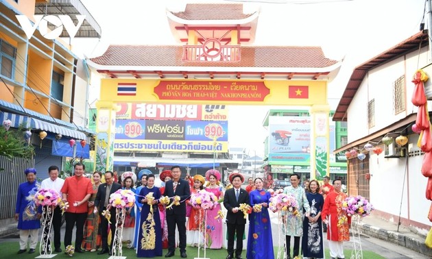 เปิดงานถนนสายอาหารไทย - เวียดนาม (เวียดนามทาวน์) ณ ซุ้มประตูเวียดนามทาวน์ อำเภอเมืองนครพนม