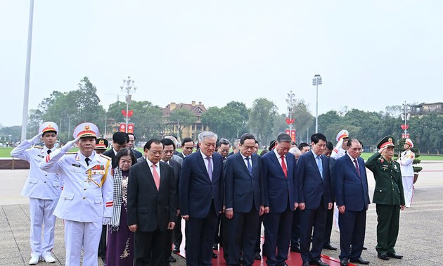 บรรดาผู้นำพรรคและรัฐเข้าเคารพศพประธานโฮจิมินห์ในโอกาสรำลึกครบรอบ 50 ปี วันปลดปล่อยภาคใต้ รวมประเทศเป็นเอกภาพ