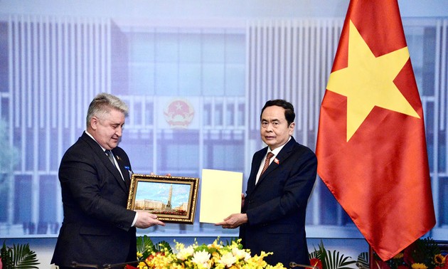 ประธานสภาแห่งชาติเจิ่นแทงเหมินให้การต้อนรับรองประธานสภาล่างเบลารุส