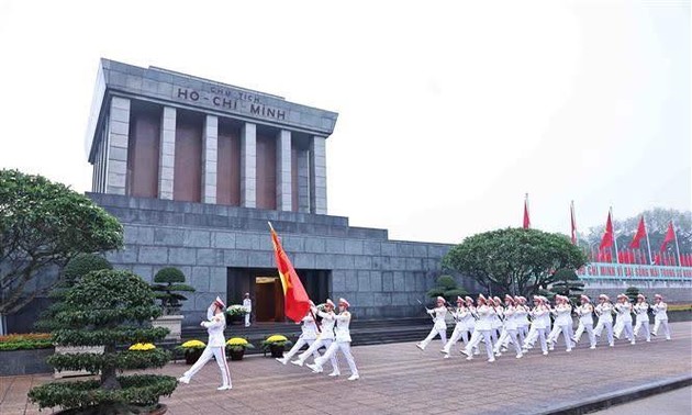 พิธีเคารพธงชาติในวันพิเศษรำลึกครบรอบ50 ปีการรวมประเทศเป็นเอกภาพ