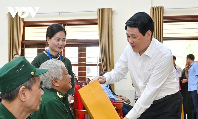 ยืนหยัดปฏิบัตินโยบายต่อผู้ที่บำเพ็ญประโยชน์ต่อชาติบ้านเมืองอย่างพร้อมเพรียงครบถ้วน