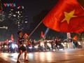 Cổ động viên tại Hà Nội đổ ra đường ăn mừng chiến thắng của U22 Việt Nam