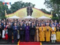 ประธานประเทศพร้อมคณะผู้แทนชาวเวียดนามที่อาศัยในต่างประเทศจุดธูปสักการะที่อนุสาวรีย์กษัตริย์ลี้ท้ายโต๋และวัดหงอกเซิน