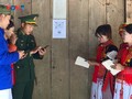 Les «enseignants du numérique» en uniforme vert à Phong Thô