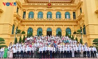 Reconocimiento a periodistas ejemplares en centenario de la prensa revolucionaria vietnamita
