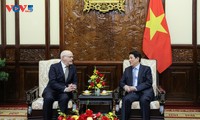 Presidente de Vietnam recibe al embajador de Finlandia al término de su misión diplomática