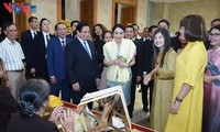 Primeros ministros de Vietnam y Tailandia visitan exposición de artículos artesanales