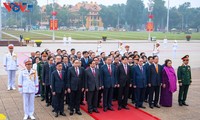 Líderes vietnamitas rinden homenaje al Presidente Ho Chi Minh con motivo de la fundación del PCV