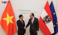 Bùi Thanh Son en visite en Autriche