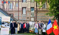 Dépôt de gerbe de fleurs à la mémoire du Président Hô Chi Minh à Sainte-Adresse, en France