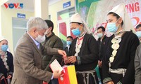 Social beneficiaries receive support ahead of Tet holiday