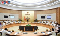 Premierminister Pham Minh Chinh leitet die Regierungssitzung im April