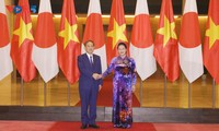 Parlamentspräsidentin Nguyen Thi Kim Ngan empfängt Japans Premierminister