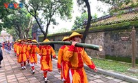 越南中部顺化大内重现新年竖立迎春竿仪式