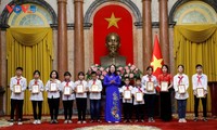 Vo Thi Anh Xuân rencontre des enfants défavorisés