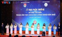 Honran a jóvenes sobresalientes en ciencia y tecnología de Vietnam