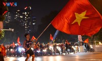 Cổ động viên tại Hà Nội đổ ra đường ăn mừng chiến thắng của U22 Việt Nam