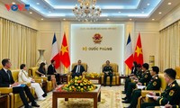 越南国防部长潘文江会见法国国防部长勒科尔尼