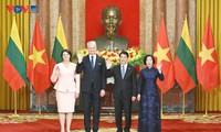 梁强主持仪式欢迎立陶宛总统吉塔纳斯•瑙塞达访越