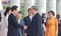 韩国以21响礼炮欢迎苏林总书记